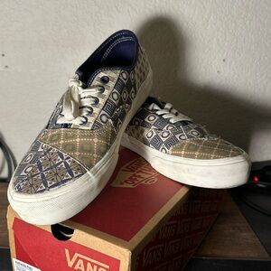 Pre-owned in very good condition.